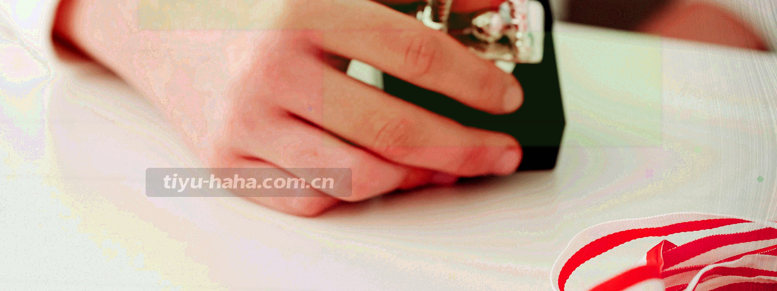 由暗到亮的斜向光带，象征版本迭代持续推进